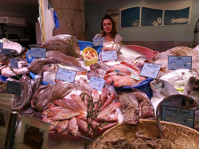 Blick ins Schlaraffenland: Beim Besuch in Poissy gehört ein Abstecher in die Markthalle unbedingt dazu. Foto: Kling-Kimmle