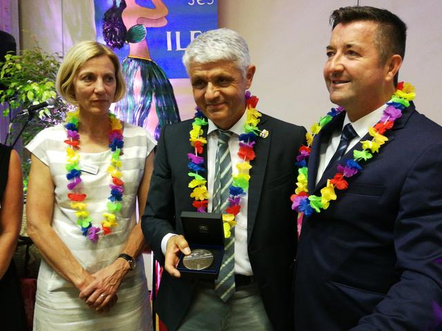 Ganz stolz war Karl Olive (rechts), dass er seinen „Bruder“ Bernhard Matheis (Mitte, links dessen Gattin Gudrun) zum „Ehrenbürger von Poissy“ ernennen durfte. Foto: Kling-Kimmle