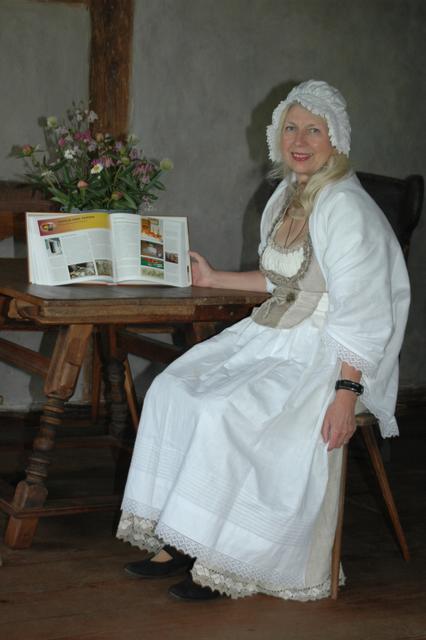 Susanne Hilz-Wagner stellt im Rittersaal des Graf-Eberstein-Schlosses in Kraichtal-Gochsheim ihr Buch „Am Anfang war der Feuerstein“ vor