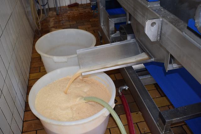 Der Rohsaft wird in Behältern aufgefangen und zur Weiterverarbeitung zur Zentrifuge im Nebenraum gepumpt.  | Foto: B.Bender