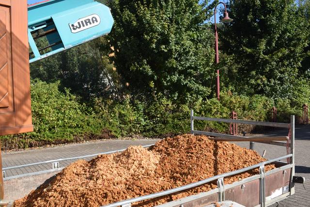 Der Trester wird nach draußen befördert.  | Foto: B.Bender
