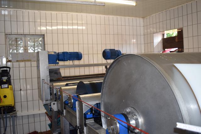In dieser Maschine werden die Äpfel geschreddert und gepresst.  | Foto: B.Bender