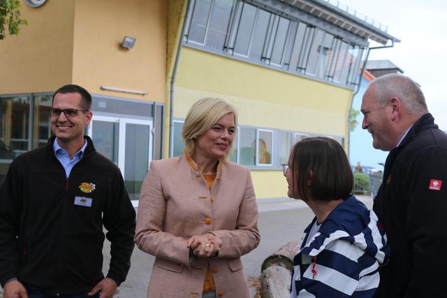 Julia Klöckner zu Gast in der Grundschule in Mörsch | Foto: Gisela Böhmer