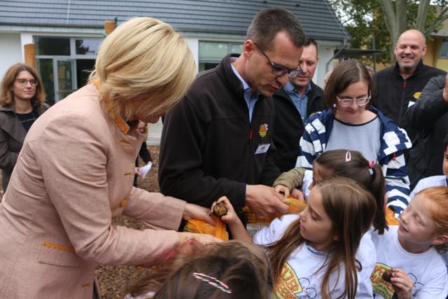 Julia Klöckner half mit bei der Kartoffelernte | Foto: Gisela Böhmer