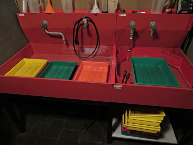 Im Fotolabor die unterschiedlichen Wannen, wie im Text beschrieben | Foto: Brigitte Melder