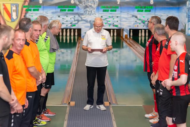 Die Mannschaften bei der Verabschiedung durch den Schiedsrichter | Foto: SG Ettlingen