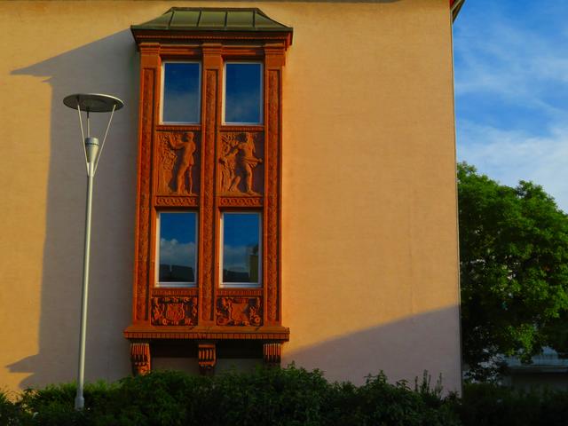 Hingucker an der VHS-Fassade | Foto: Brigitte Melder