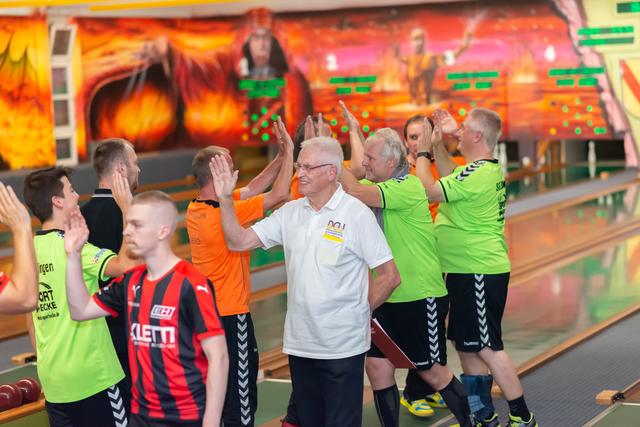 Verabschiedung der Mannschaften nach dem Spiel mit dem Schiedsrichter | Foto: SG Ettlingen