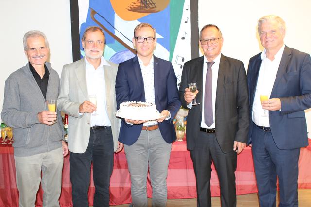 Stabwechsel bei der Musikschule Waghäusel-Hambrücken: Karl-Heinz Steffan, Andreas Roth, Philipp Zink, Oberbürgermeister Walter Heiler und Bürgermeister Thomas Ackermann, von links nach rechts. | Foto: ps