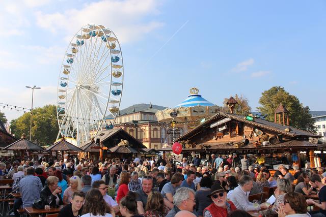 Parallel zum Verkaufsoffenen Sonntag wird der bunte Jahrmarkt mit Riesenrad vor dem Bahnhof und das urige Fachwerk-Weindorf, die „Haiselscher“, auf dem Saalbauvorplatz wieder zahlreiche Besucherinnen und Besucher nach in die Weinmetropole locken.  Fotos: Pacher