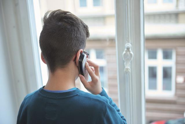 Foto: Fotos: Wenn Heranwachsende Hilfe brauchen, unterstützen die ehrenamtlichen BeraterInnen am Kinder- und Jugendtelefon (Copyright: Nummer gegen Kummer e.V. / Uwe Schinkel).