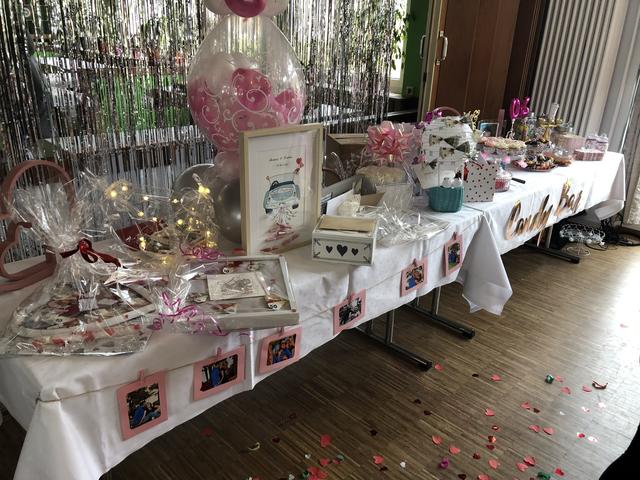 Festliche Deko: Geschenketisch und Candybar | Foto: (c) DJ Freddy