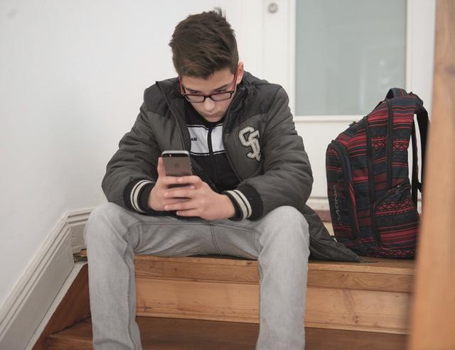 Foto: Fotos: Wenn Heranwachsende Hilfe brauchen, unterstützen die ehrenamtlichen BeraterInnen am Kinder- und Jugendtelefon (Copyright: Nummer gegen Kummer e.V. / Uwe Schinkel).
