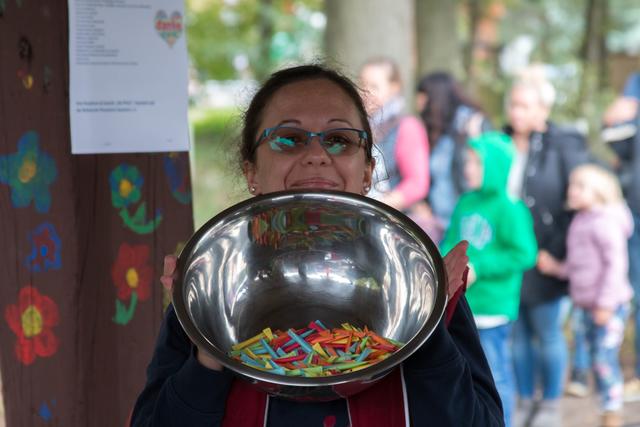 Frau Christina Gellweiler beim Ehrenamt des Losverkaufes