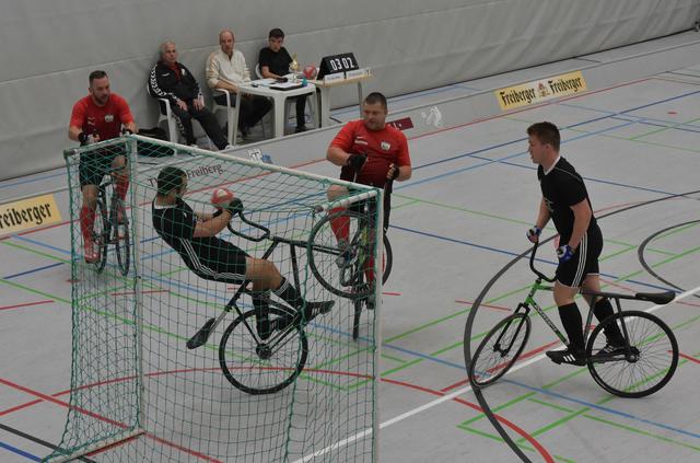 Voller Körpereinsatz von Peter Sziedat gegen Löbau | Foto: |araedisch