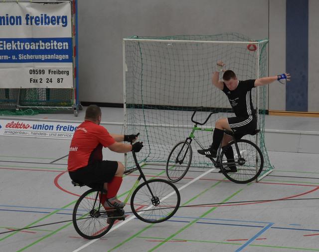 Nichts zu halten für Robert Wehnert beim platzierten 4-Meter-Strafstoß von Löbau | Foto: |araedisch