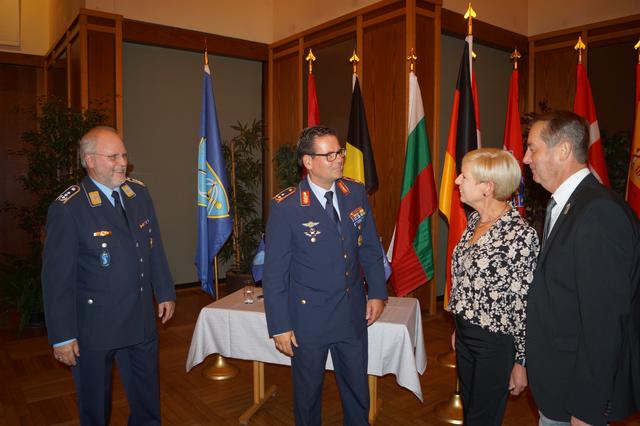 Oberst Karl-Heinz Lutz (links) und Generalmayor Karsten Stoye begrüßten die Anwesenden persönlich  Fotos(2): Walter