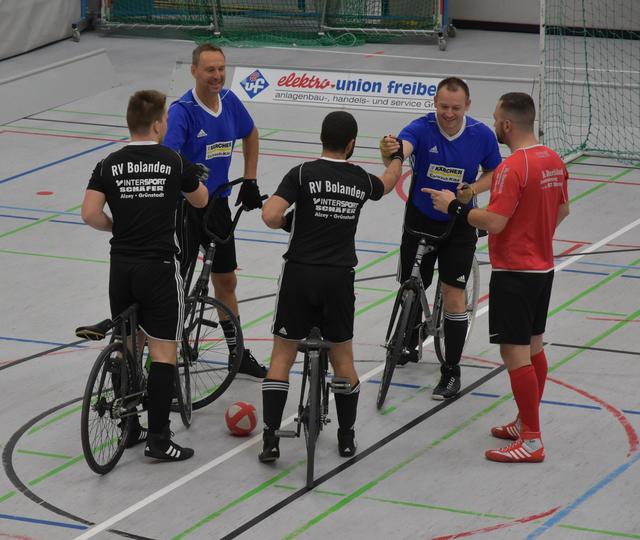 Shakehands vorm ersten Spiel des Tages zwischen Bolanden I und II  | Foto: |araedisch