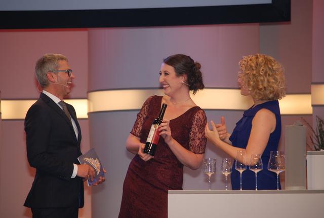 Mit ihrem ansteckenden Lachen eroberte Anna-Maria nicht nur die Herzen des Publikums und der Jury - auch das Moderatoren-Duo mit  Markus Hoffmann und der ehemaligen Deutschen Weinkönigin Janina Huber zeigte ich vom Witz und Charme der 23-jährigen Haßlocherin sichtlich angetan. | Foto: Markus Pacher