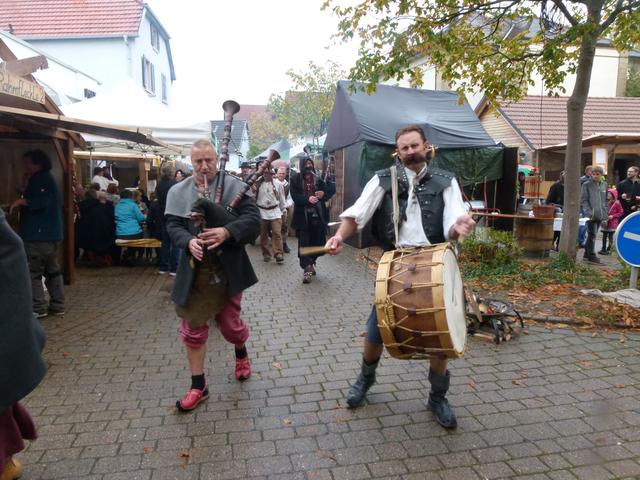 Die Gruppe Stossstock zog immer wieder einmal über den Dorfmarkt und gab dem Ambiente einen altertümlichen Klang.
| Foto: art