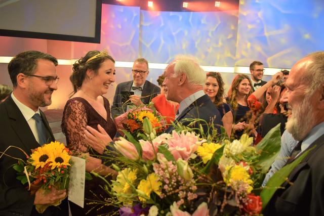Als eine der Ersten gratulierten Bürgermeister Lothar Lorch (Mitte) und Edgar Römelt (stellv. Vorsitzender der Leisböhler WeinKultur Haßloch) mit einem farbenfrohen Blumenstrauß Anna I. zur Wahl als 81. pfälzische Weinkönigin. Den Glückwünschen schloss sich Oberbürgermeister Marc Weigel
(links) an.
 | Foto: Jürgen Vogt