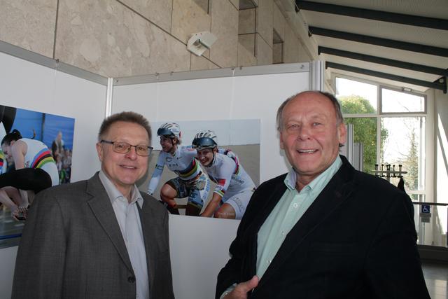 Sportfotograf Bernhard Kunz (rechts) mit dem ehemaligen Bürgermeister Otto Reiland bei der Sportfoto-Ausstellung in Waldsee. | Foto: Michael Sonnick
