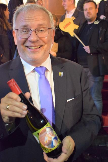 : Landrat Hans-Ulrich Ihlenfeld präsentiert stolz den Krönungswein, einen Haßlocher Leisböhl, Weißburgunder trocken, eine Idee der Leisböhler WeinKultur Haßloch in Zusammenarbeit mit der Haßlocher Druckerei Englram und der Medien-System Dirk Letzelter. Die Sonderabfüllung des "Krönungsweins", von Anna I. handsigniert, hat eine Auflage von 250 Flaschen und ist in Kürze im EDEKA-Markt Stiegler, Haßloch, erhältlich. | Foto: Jürgen Vogt