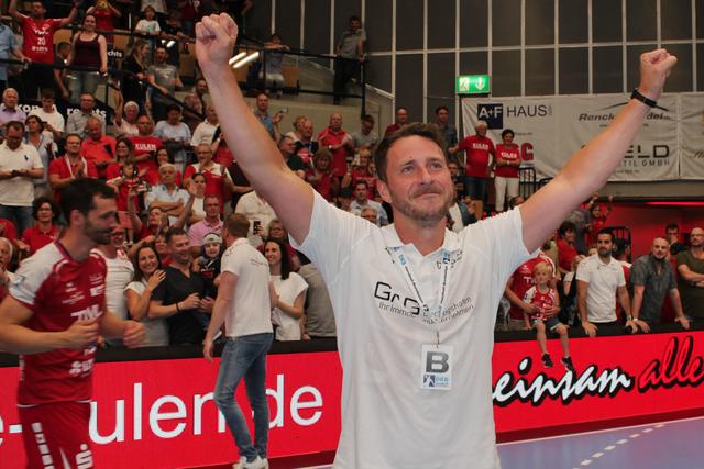 Die GAG unterstützt auch die Handballer der Eulen Ludwigshafen mit Trainer Benjamin Matschke. | Foto: Michael Sonnick