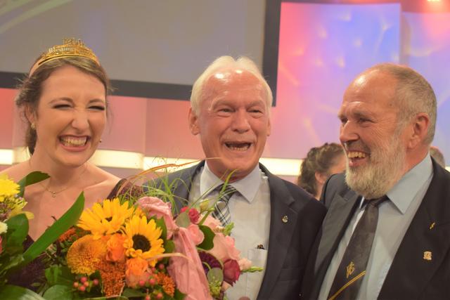Die Freunde von Bürgermeister Lothar Lorch (Mitte) und vom stellv.
Vorsitzenden der Leisböhler WeinKultur Haßloch Edgar Römelt (rechts) über die Wahl von Anna (links) zur Pfälzer Weinkönigin ist nicht zu übersehen.
 | Foto: Jürgen Vogt