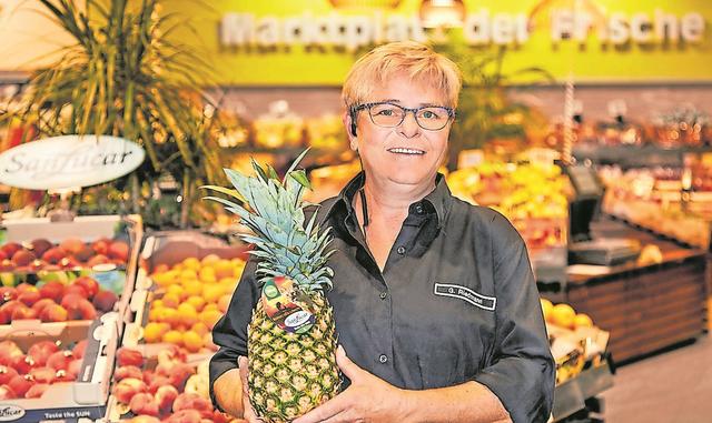 Abteilungsverantwortliche Gudrun Riedmann und das komplette Edeka Stiegler-Team sorgen für die appetitliche Präsentation der Vitaminbomben. | Foto: Edeka Stiegler