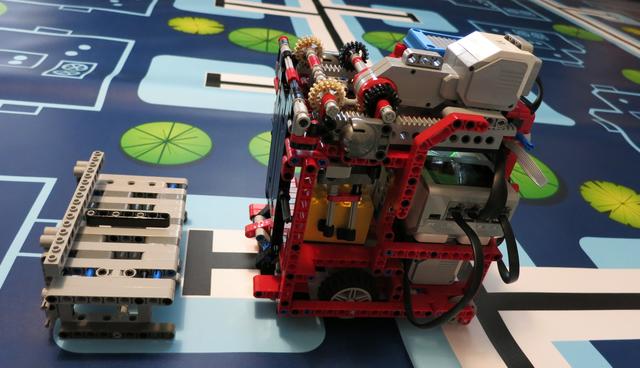 Das Robotik-Team Cassapeia und die AG Fischer Technik des Karlsruher Goethe-Gymnasiums zeigen zudem selbstgebaute Lösungen für die intelligente Stadt und einen Robotik-Parcours.