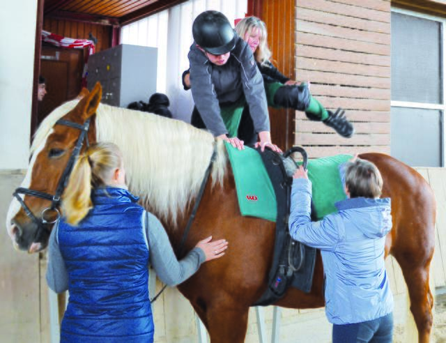 Eine Aufstiegsrampe hilft den mitunter auch motorisch beeinträchtigten Therapieteilnehmern, ihren Platz auf dem Rücken des Pferdes einzunehmen. | Foto: Christmann/Lebenshilfe Südliche Weinstraße