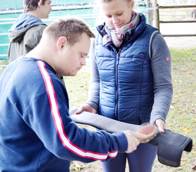 Benny Röhm sorgt dafür, dass auch das Zubehör in einwandfreiem Zustand ist. | Foto: Christmann/Lebenshilfe Südliche Weinstraße