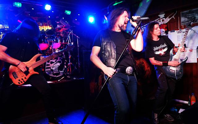 Geben sich am 19. Oktober wieder die Ehre in der Rockkneipe „Schwemme“: Die Tribute-Band „Iron Maidnem“.  Foto: ps