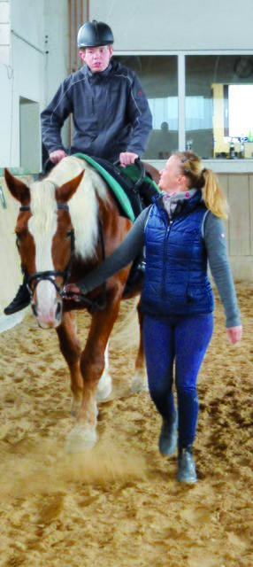 In Einzelförderung sowie in Gruppen von bis zu fünf Personen nutzen wöchentlich insgesamt rund 50 Menschen das Angebot des Therapeutischen Reitens der Lebenshilfe Südliche Weinstraße in Herxheim. | Foto: Christmann/Lebenshilfe Südliche Weinstraße