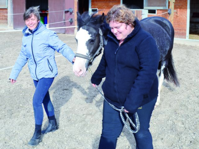 Mitbestimmung stärkt Selbstbewusstsein: Silke Hennings hat sich an diesem Tag für Trixie entschieden und führt sie aus dem Stall. Reitpädagogin Daniela Messemer begleitet sie. | Foto: Christmann/Lebenshilfe Südliche Weinstraße