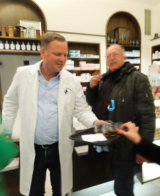 Apotheker Stefan Baum reicht sein Elixier herum. | Foto: Bauer