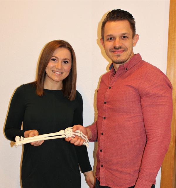 BU: Grigorij Seredenkov mit Unterstützung von Freundin Viktoria. | Foto: E.Bender