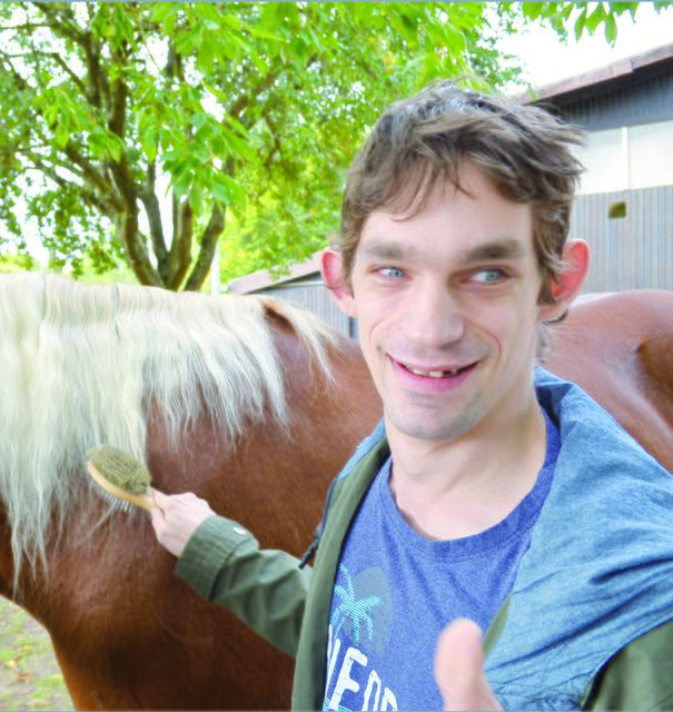 Holger Jotter arbeitet in der Südpfalzwerkstatt in Offenbach, einer Einrichtung der Lebenshilfe Südliche Weinstraße. Beim Therapeutischen Reiten blüht er auf und kommt zur Ruhe. | Foto: Christmann/Lebenshilfe Südliche Weinstraße