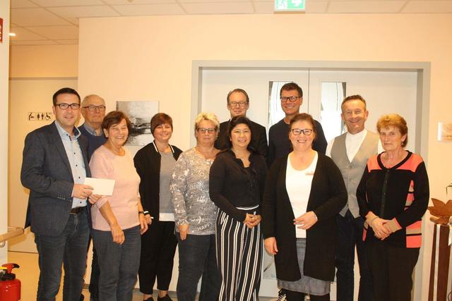 Spendenübergabe im Hospiz Landstuhl mit dem Vorsitzenden des Fördervereins Marcus Klein (von links) August und Irene Huhn, Stefanie Mohr-Weigel, Iris Kettner und Crista Escherich, Michael Nickolaus, Alexander Huhn, Vera Kohl, Ralf Hersina und Roswita Müller Foto: Richter