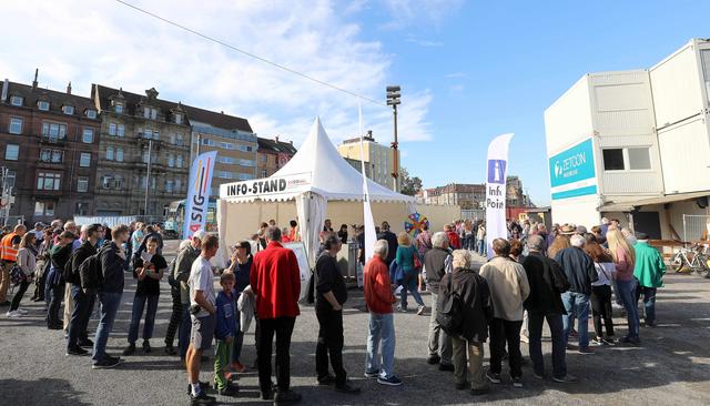 Sonne und die schöne Aussicht auf einen Haltestellenrundgang sorgte zeitweise für eine lange Warteschlange oben am Durlacher Tor. | Foto: Kasig