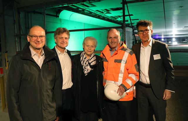 (Fast) wie vor fünf Jahren: Den heutigen Tag der offenen Baustelle eröffnete Oberbürgermeister Dr. Frank Mentrup, flankiert vom katholischen Stadtdekan Hubert Streckert (links), der damaligen Tunnelpatin Gerlinde Hämmerle sowie den beiden KASIG-Geschäftsführern Frank Nenninger und Dr. Alexander Pischon (rechts).
| Foto: Kasig