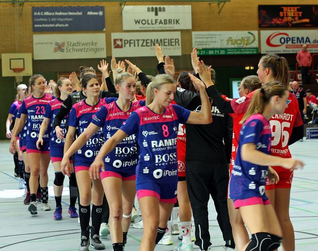 Impression aus dem Match KurpfalzBärinnen vs. TusSies Metzingen, vorneweg bei den TusSies aus Metzingen die Spielmacherin und Shooterin aus dem Rückraum Simone Petersen

FotoArchiv Merkel+Merkel