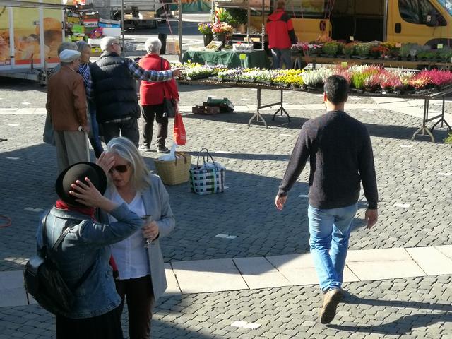 Einkaufen und dabei ein kleines Schwätzchen halten: Das ist samstags schon Tradition auf dem Pirmasenser Wochenmarkt. Foto: Kling-Kimmle