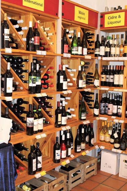 Das tolle Weinsortiment, u.a. vom Weingut Schwarztrauber, kann sich sehen lassen. | Foto: E.Bender