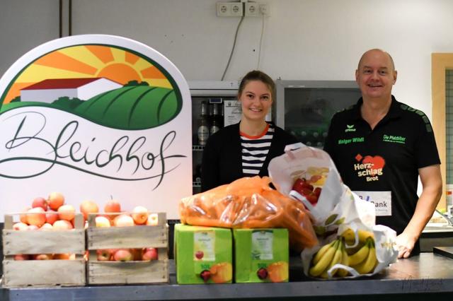 [Anna Burnikel vom Bleichhof mit Holger Wildt vom TV Hochdorf]