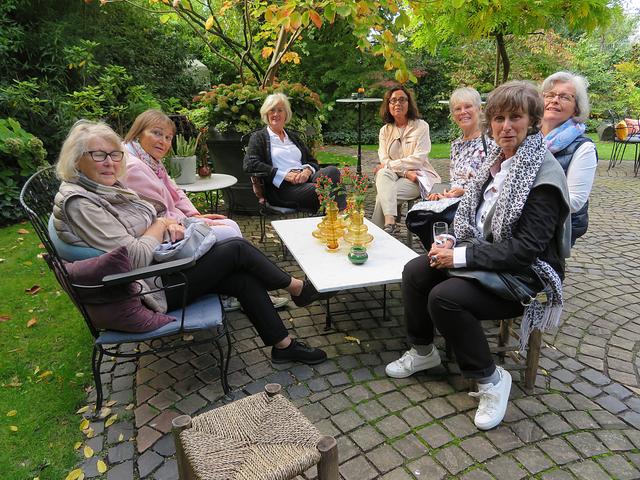 Kunstinteressierte Damen nach Besichtigung | Foto: Brigitte Melder