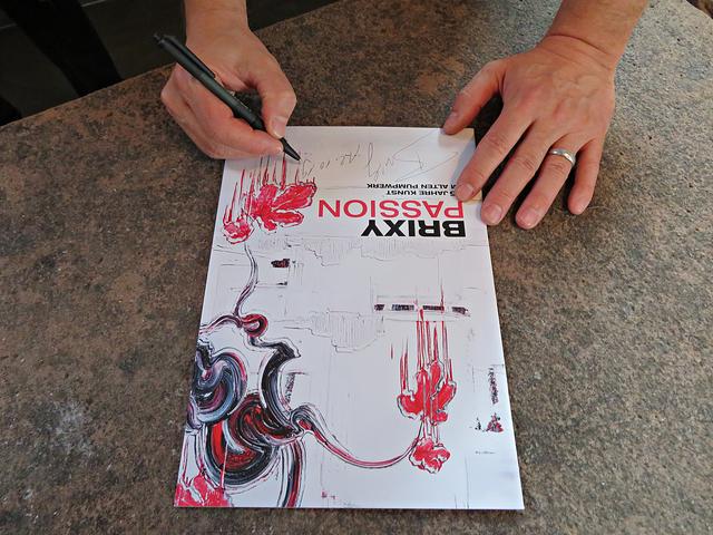 Beim Signieren | Foto: Brigitte Melder