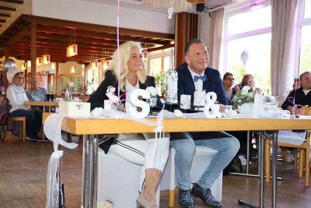 Sandra und Andreas Marschall verfolgen die Finalsendung im Lautrer Wirtshaus | Foto: Ralf Vester