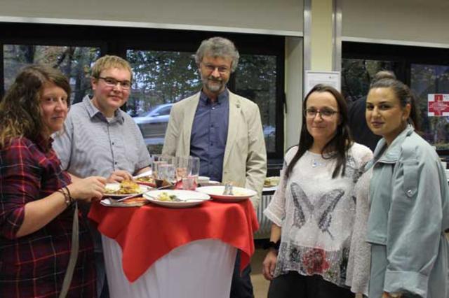 Landesjugendpfarrer der Ev. Kirche Pfalz, Florian Geith, mit Kooperationspartner*innen beim interkulturellen Abend im DRK Zentrum Landstuhl. | Foto: DRK um